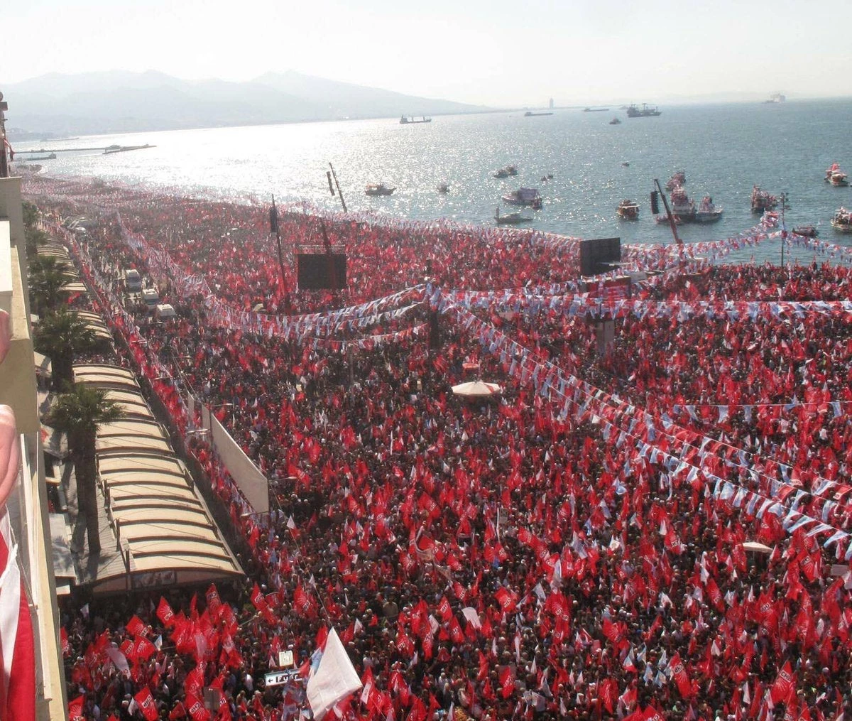 Πάνε για εμφύλιο: Eκατ. Τούρκοι ξεχύθηκαν σε Σμύρνη-Κων/πολη- «Ζήτω ο Κεμάλ» – Αφωνος ο .Τ.Ερντογάν -Θρίλερ οι αυριανές εκλογές